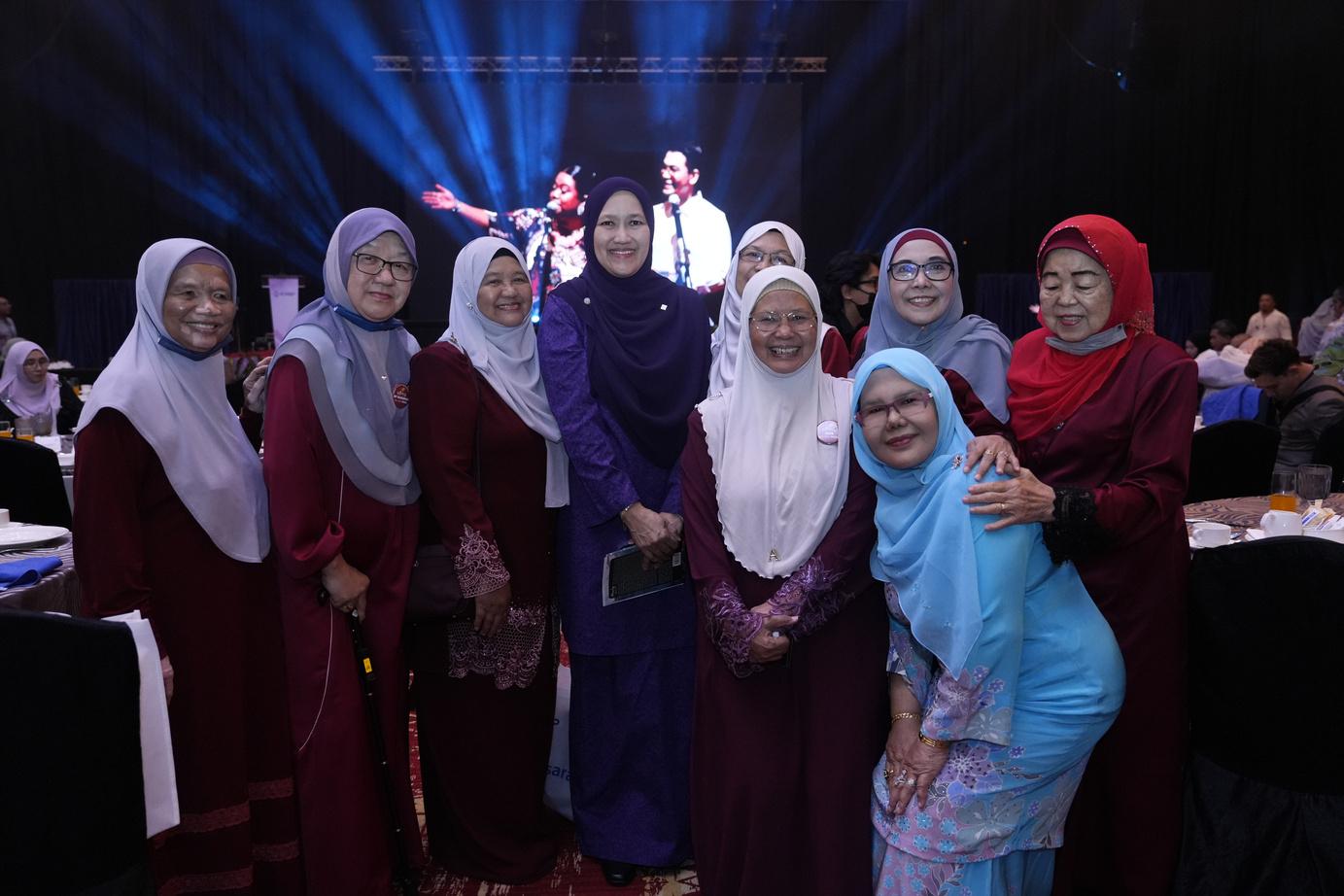 Penyampaian trofi anugerah