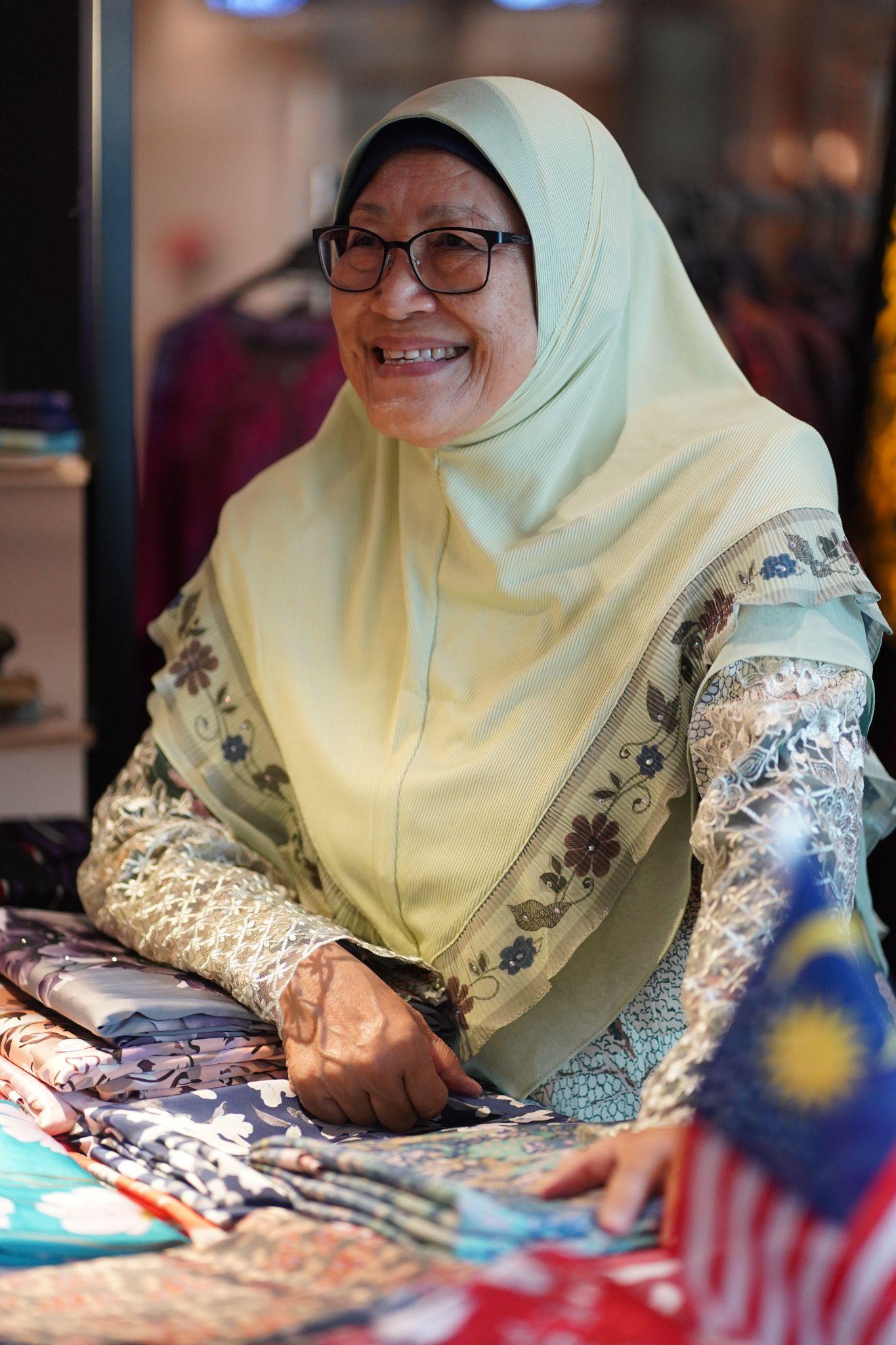 Interaksi mesra usahawan pesara bersama pembeli korporat