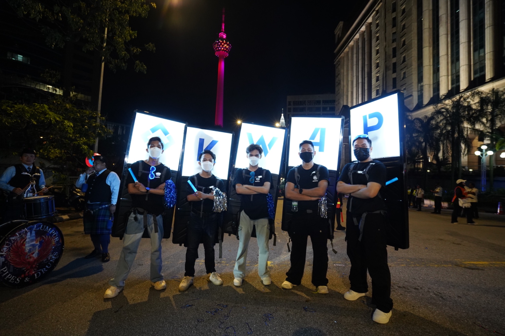 Kegembiraan menamatkan larian bersama rakan sepejabat