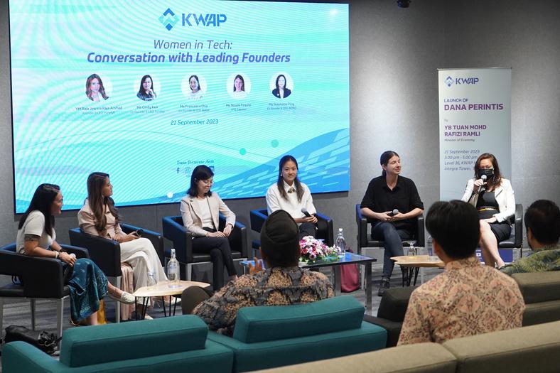 Sidang akhbar rasmi bersama media kewangan