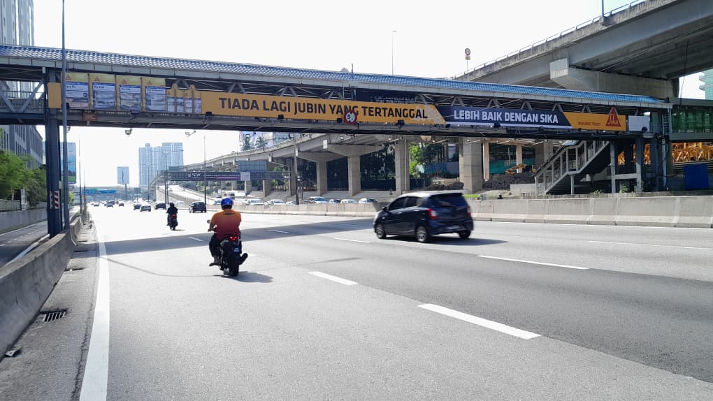 Pencahayaan lampu limpah LED waktu malam yang terang dan sekata